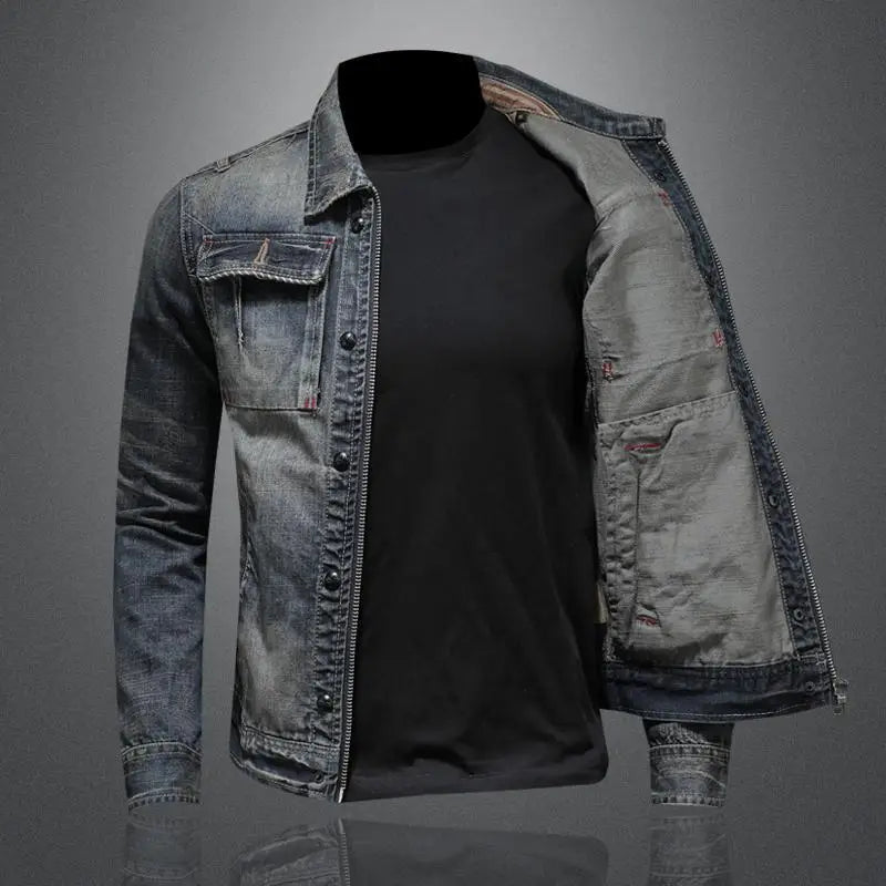 "Veste en denim rétro pour homme, style vintage, teinte bleu clair, coupe classique et poches pratiques."