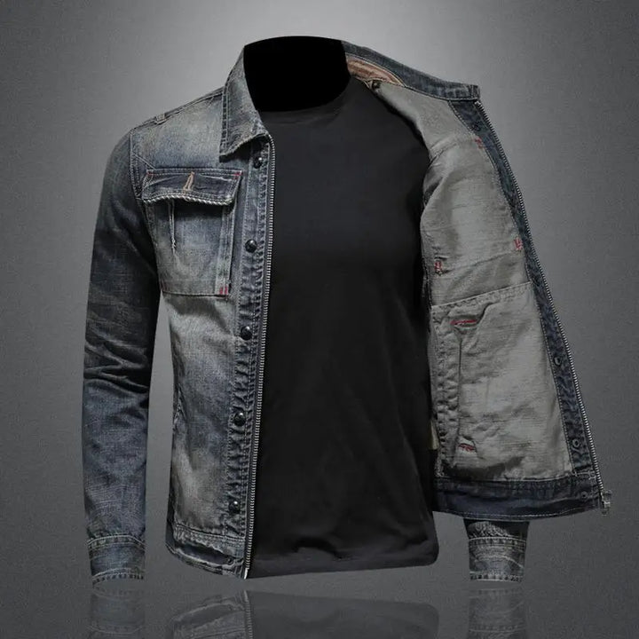 "Veste en denim rétro pour homme, style vintage, teinte bleu clair, coupe classique et poches pratiques."