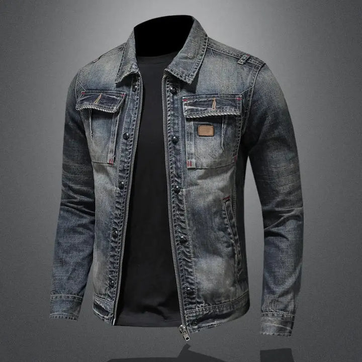 "Veste en denim rétro pour homme, style vintage, teinte bleu clair, coupe classique et poches pratiques."