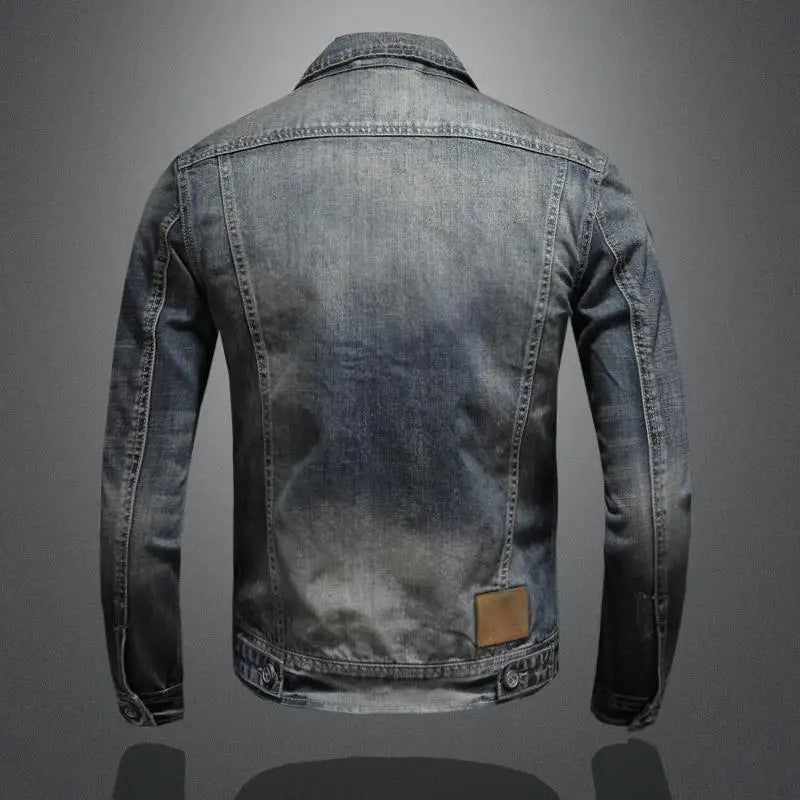 "Veste en denim rétro pour homme, style vintage, teinte bleu clair, coupe classique et poches pratiques."