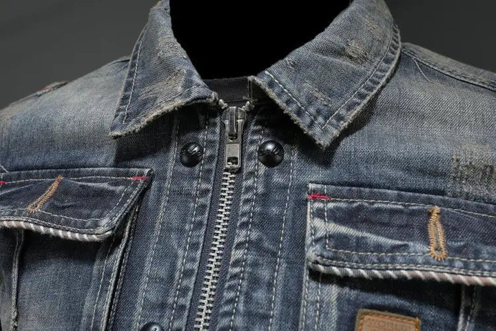 "Veste en denim rétro pour homme, style vintage, teinte bleu clair, coupe classique et poches pratiques."