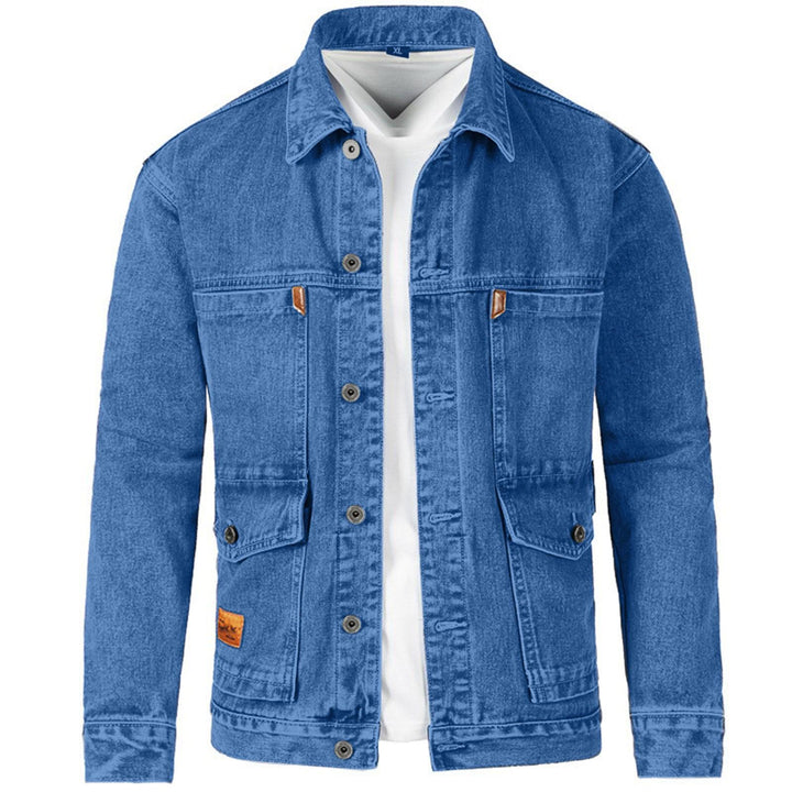Veste en jean décontractée pour hommes, denim bleu, coupe ample, boutons métalliques, poches poitrine, style moderne.