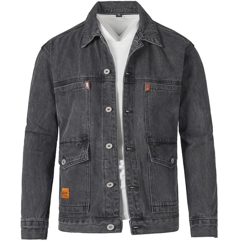 Veste en jean décontractée pour hommes, denim bleu, coupe ample, boutons métalliques, poches poitrine, style moderne.