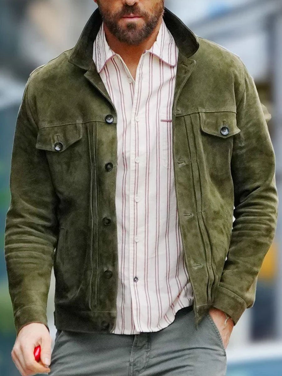 "Veste en suède verte vintage décontractée avec multiples poches, vue de face"