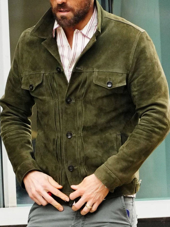 "Veste en suède verte vintage décontractée avec multiples poches, vue de face"