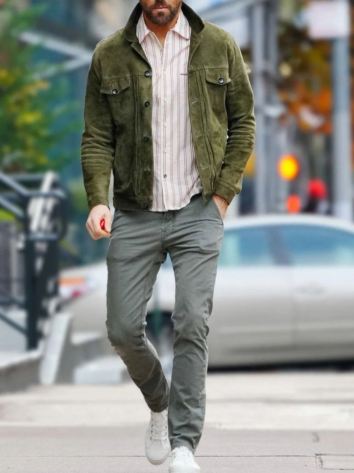 "Veste en suède verte vintage décontractée avec multiples poches, vue de face"