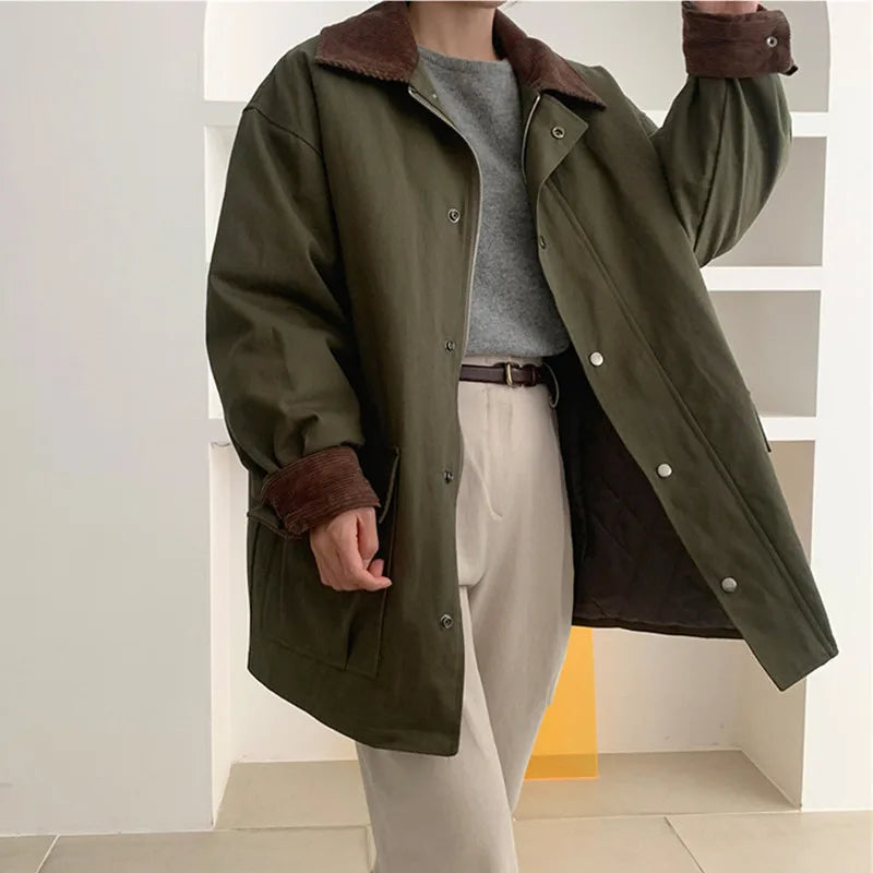 "Veste femme vintage en velours côtelé avec col revers élégant et poches rabat, coupe ample pour style rétro moderne."