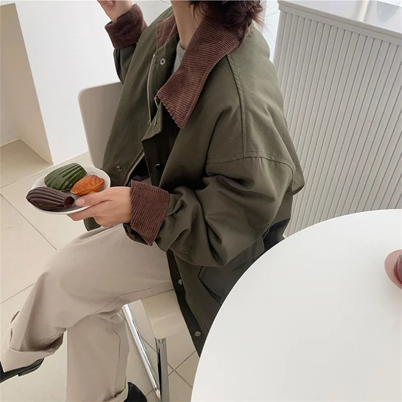 "Veste femme vintage en velours côtelé avec col revers élégant et poches rabat, coupe ample pour style rétro moderne."