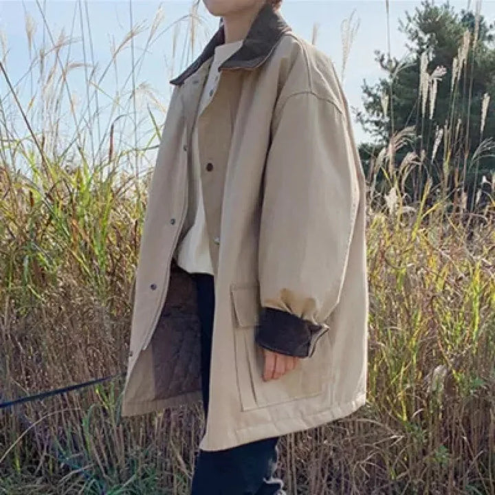 "Veste femme vintage en velours côtelé avec col revers élégant et poches rabat, coupe ample pour style rétro moderne."