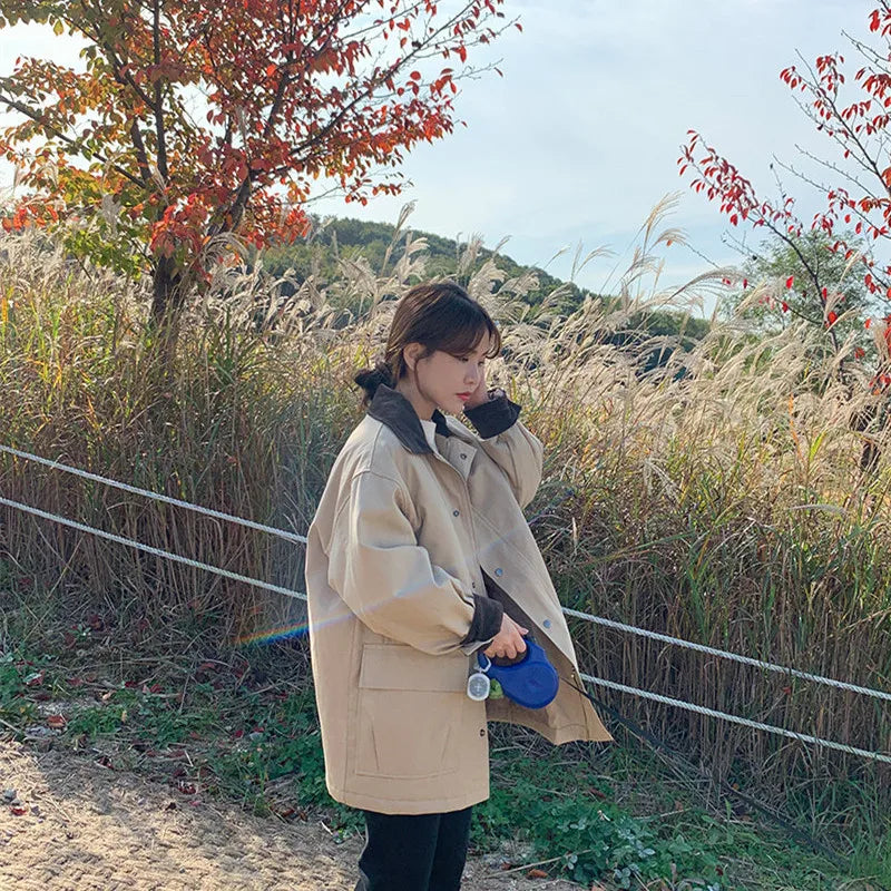 "Veste femme vintage en velours côtelé avec col revers élégant et poches rabat, coupe ample pour style rétro moderne."