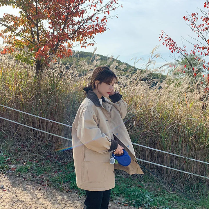 "Veste femme vintage en velours côtelé avec col revers élégant et poches rabat, coupe ample pour style rétro moderne."