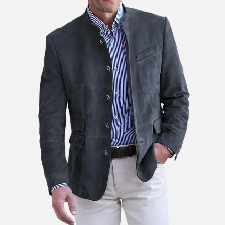 "Veste italienne en tissu noble, couleur sombre, coupe impeccable pour homme, style raffiné pour occasions formelles."