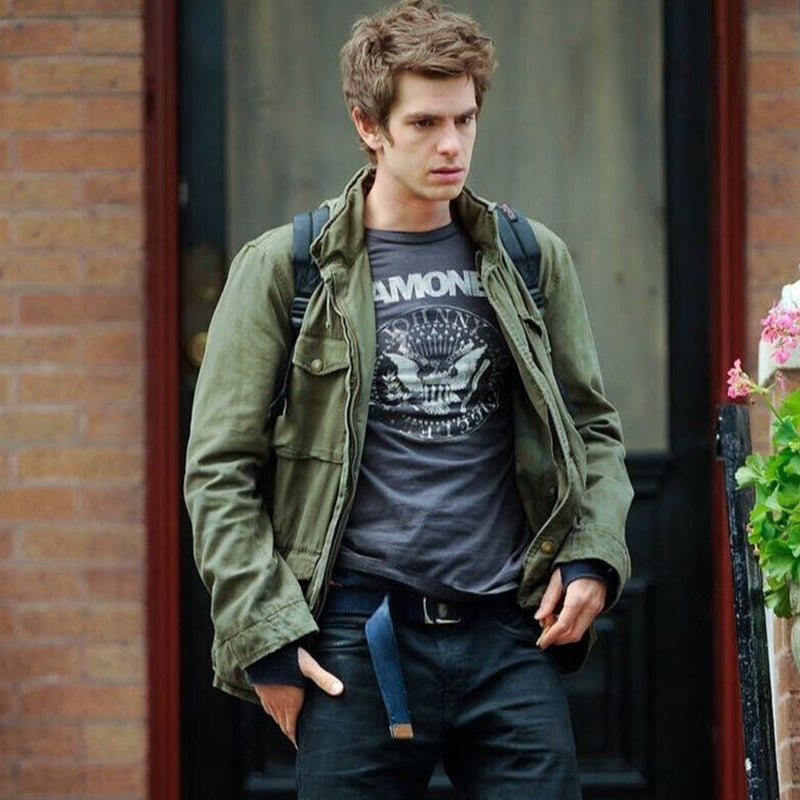 "Veste M-65 militaire verte en nylon, quatre poches, capuche dissimulée, style intemporel et durable pour hommes."