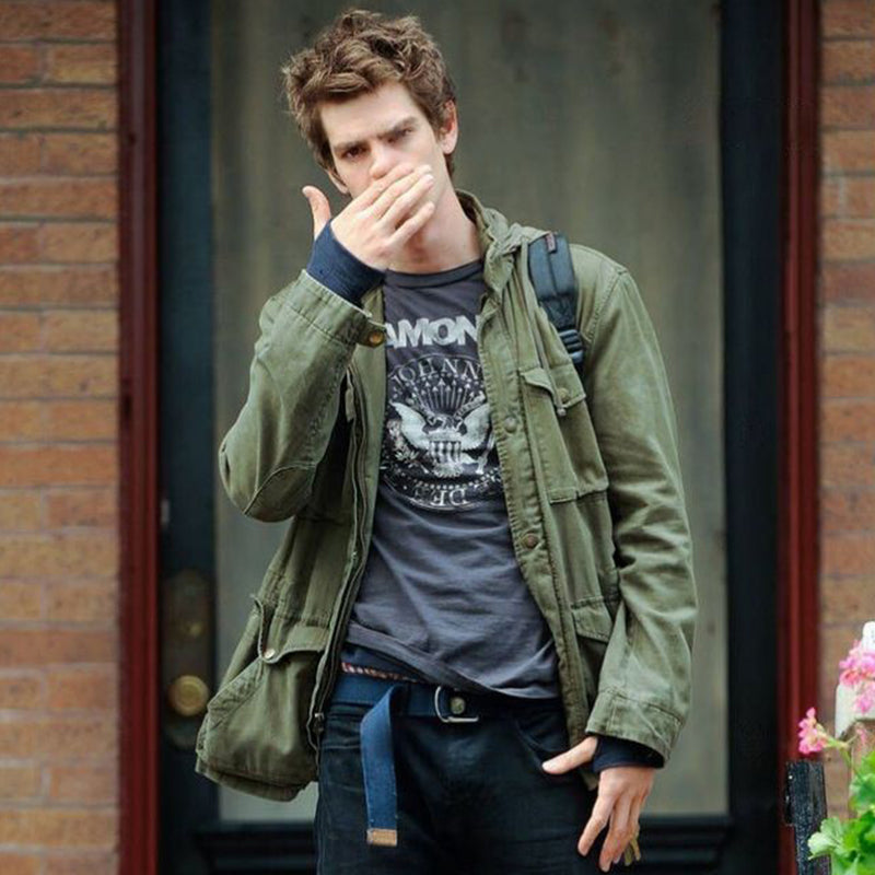 "Veste M-65 militaire verte en nylon, quatre poches, capuche dissimulée, style intemporel et durable pour hommes."