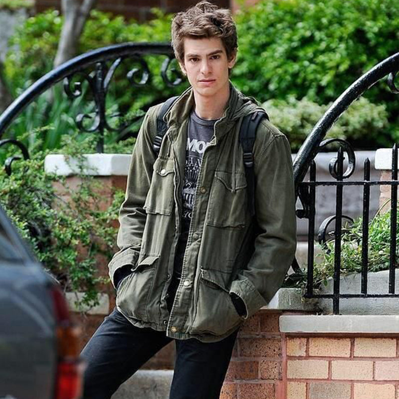 "Veste M-65 militaire verte en nylon, quatre poches, capuche dissimulée, style intemporel et durable pour hommes."