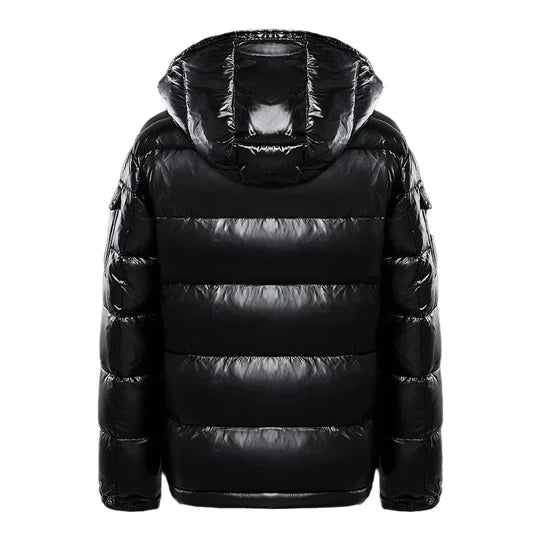 "Veste puffer femme tendance, noire, avec isolation supérieure et coupe moderne pour un hiver stylé et chaleureux."