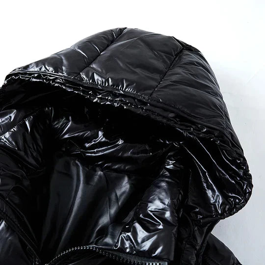 "Veste puffer femme tendance, noire, avec isolation supérieure et coupe moderne pour un hiver stylé et chaleureux."