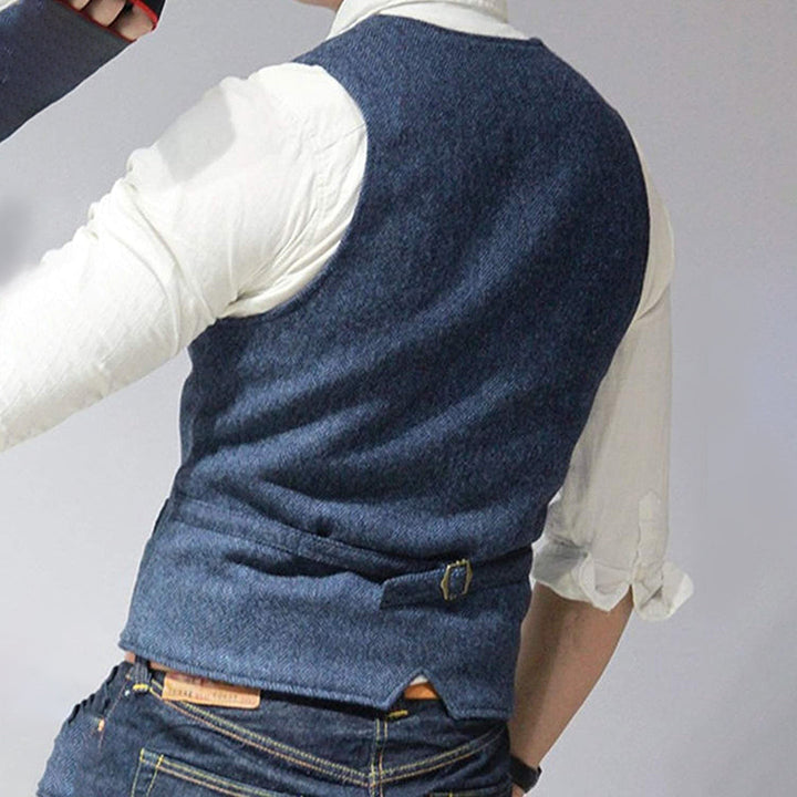 "Veste sans manches bleu ciel moderne pour homme, confortable et polyvalente, style urbain chic, parfait pour la mi-saison."