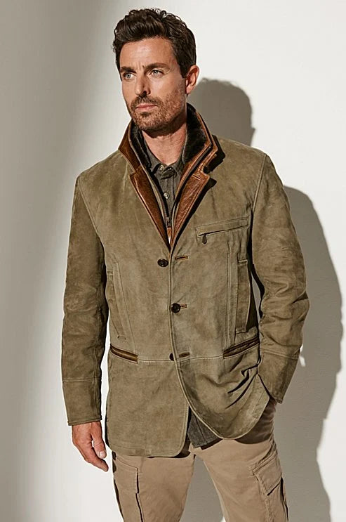 "Veste vintage homme élégante mi-saison, design classique avec silhouette iconique et matériaux durables, couleur olive."