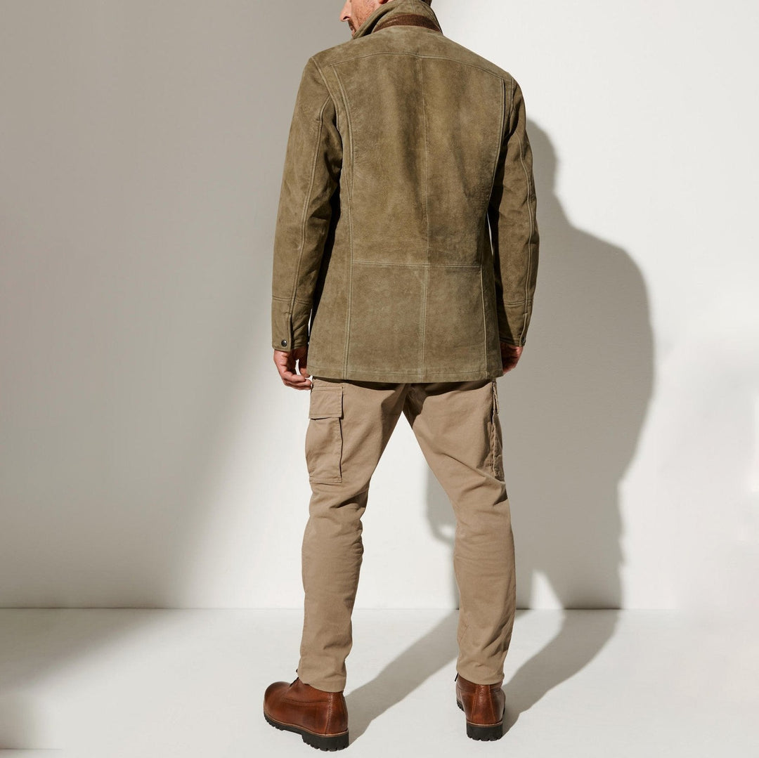 "Veste vintage homme élégante mi-saison, design classique avec silhouette iconique et matériaux durables, couleur olive."