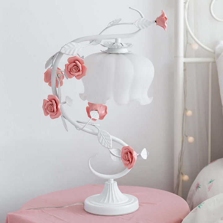 Lampe élégante avec roses décoratives
