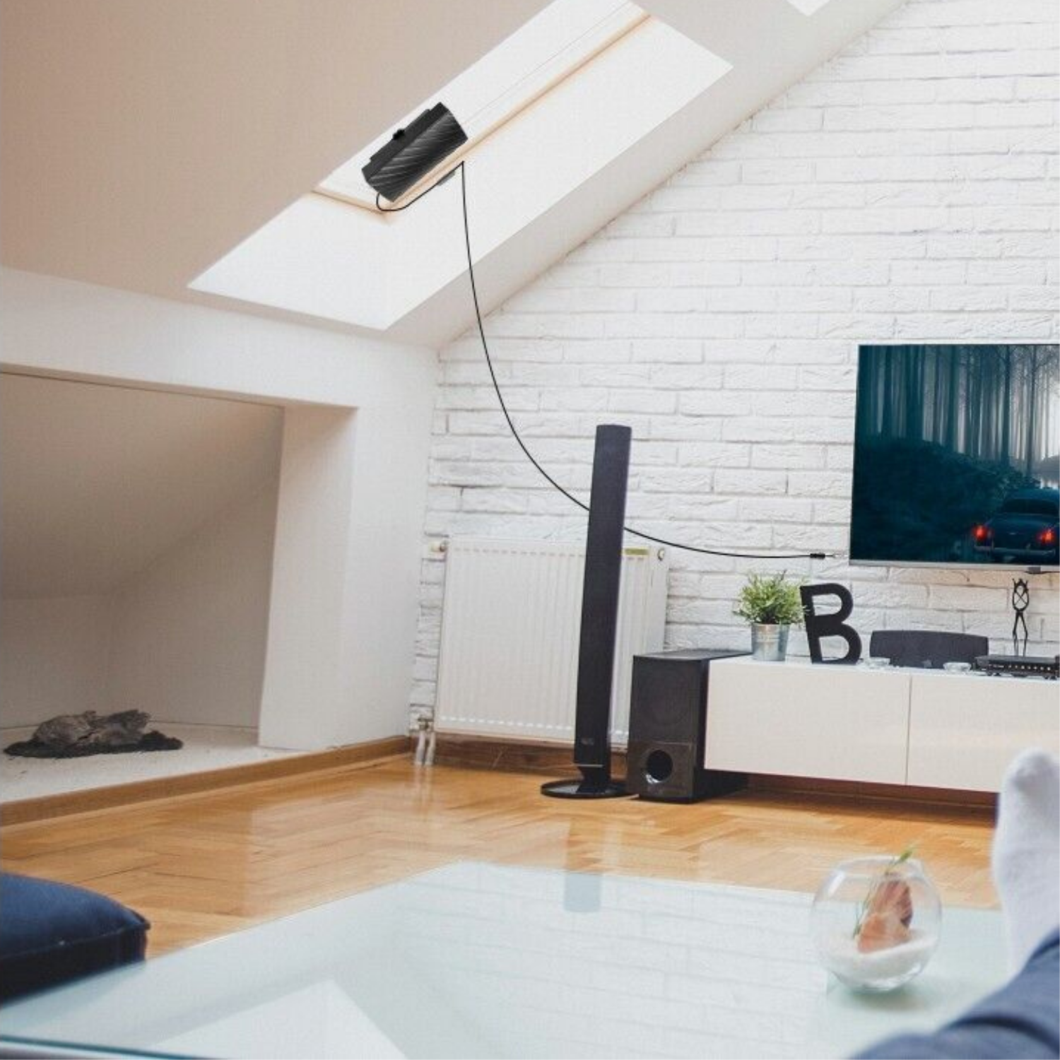 Antenne satellite intérieure HDTV compacte pour réception HD, design élégant, installation facile, clarté exceptionnelle.