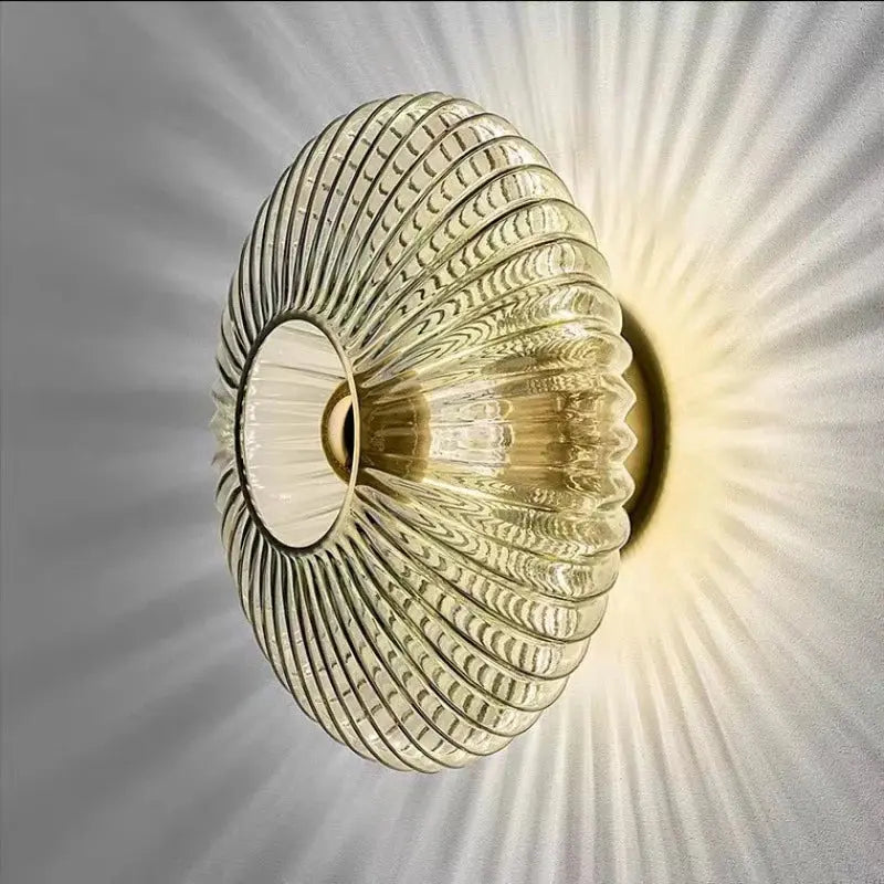 Applique murale en verre élégante, design moderne, verre transparent et métal, éclaire votre intérieur d'une lumière douce.