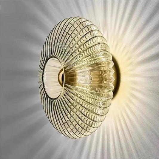 Applique murale en verre élégante, design moderne, verre transparent et métal, éclaire votre intérieur d'une lumière douce.