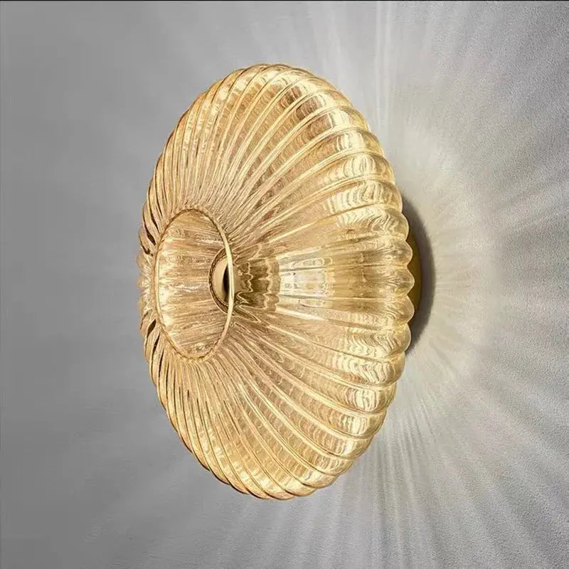 Applique murale en verre élégante, design moderne, verre transparent et métal, éclaire votre intérieur d'une lumière douce.