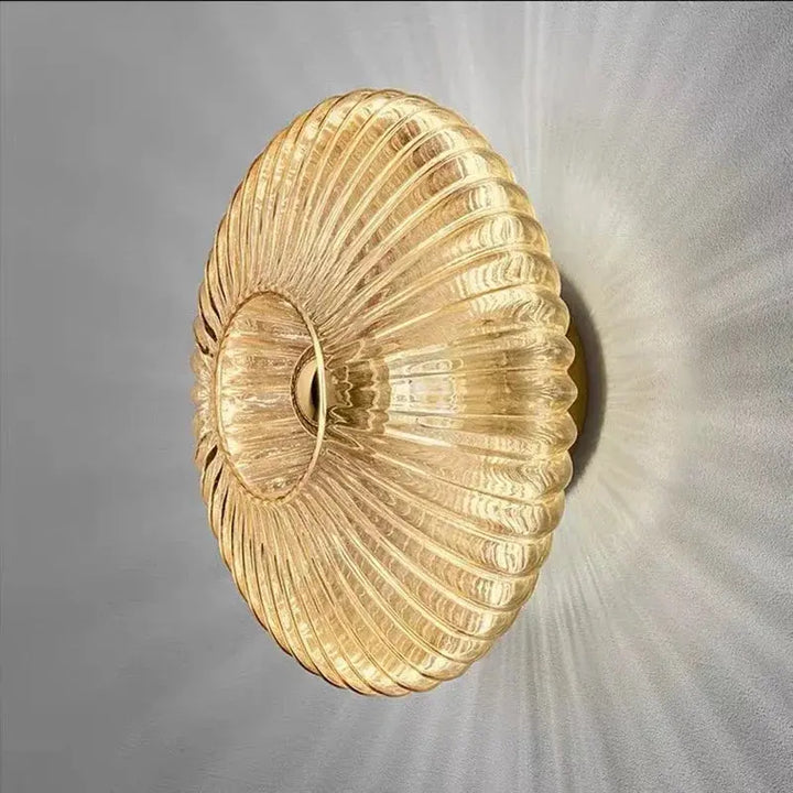 Applique murale en verre élégante, design moderne, verre transparent et métal, éclaire votre intérieur d'une lumière douce.