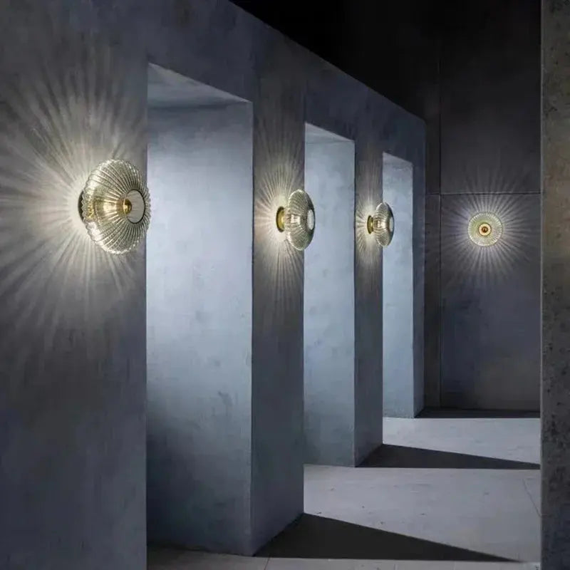 Applique murale en verre élégante, design moderne, verre transparent et métal, éclaire votre intérieur d'une lumière douce.