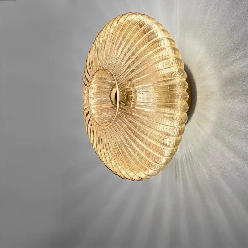 Applique murale en verre élégante, design moderne, verre transparent et métal, éclaire votre intérieur d'une lumière douce.