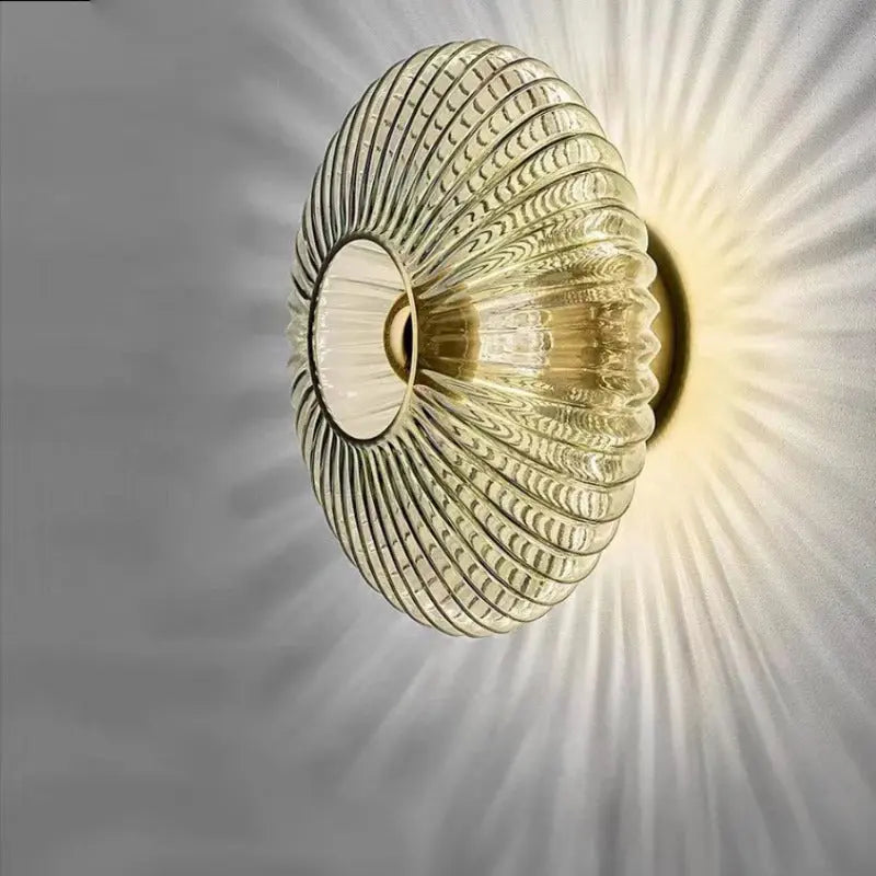 Applique murale en verre élégante, design moderne, verre transparent et métal, éclaire votre intérieur d'une lumière douce.