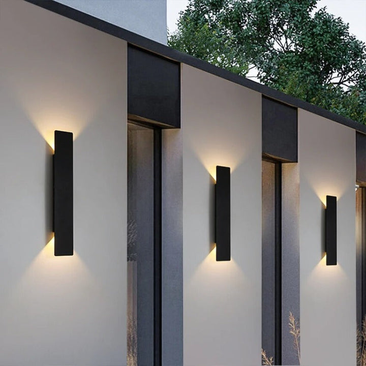 "Applique murale extérieure LED étanche, design moderne, couleur noire, idéale pour éclairer terrasse ou jardin."