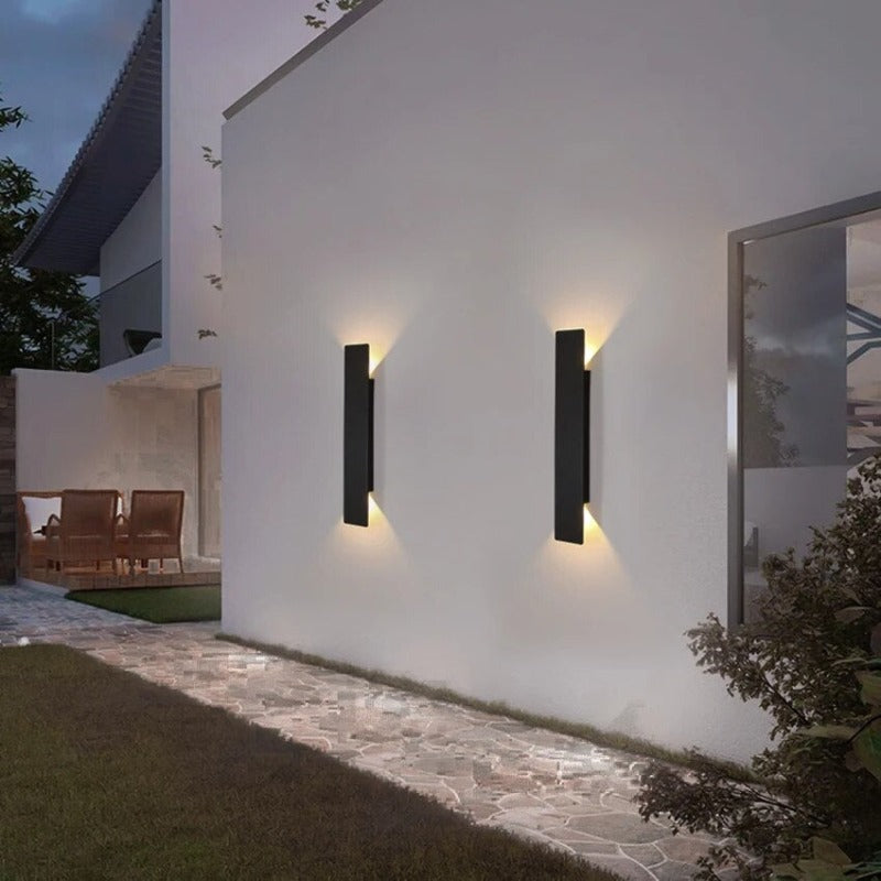 "Applique murale extérieure LED étanche, design moderne, couleur noire, idéale pour éclairer terrasse ou jardin."