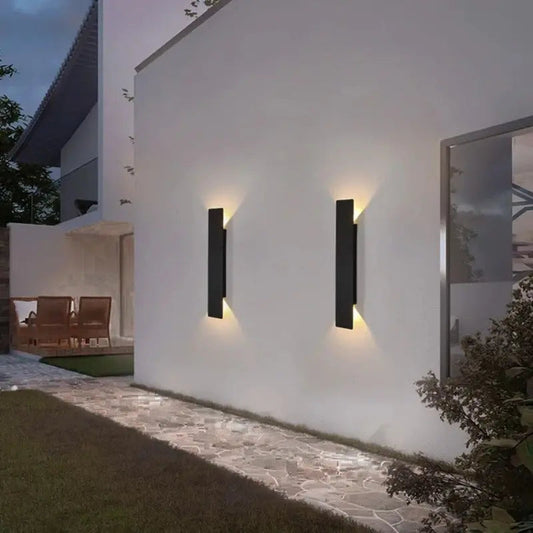 "Applique murale extérieure moderne, étanche, LED, design élégant, résistante au climat, pour jardin ou terrasse."