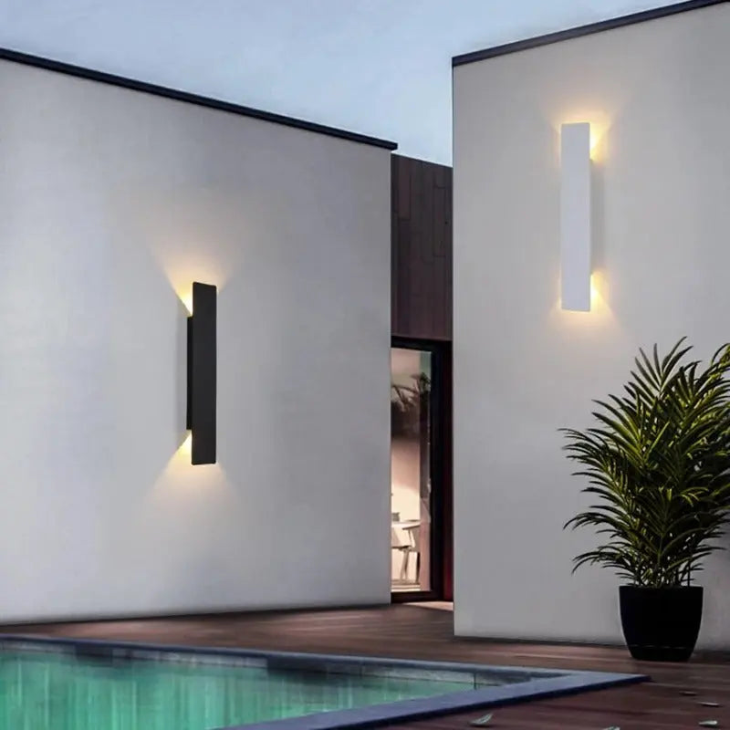 "Applique murale extérieure moderne, étanche, LED, design élégant, résistante au climat, pour jardin ou terrasse."