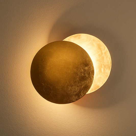 "Applique murale LED moderne, design éclipse scandinave, structure cuivre, finition laiton doré, lumière douce."