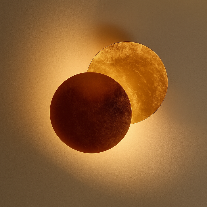 "Applique murale LED moderne, design éclipse scandinave, structure cuivre, finition laiton doré, lumière douce."