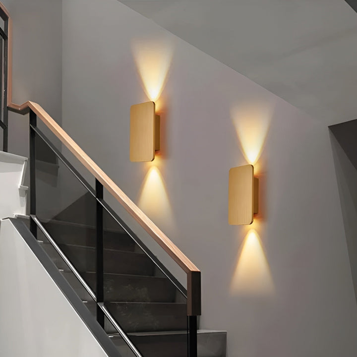"Applique murale LED rectangulaire, design moderne, éclairage intérieur, aluminium robuste, destiné à couloirs et escaliers."