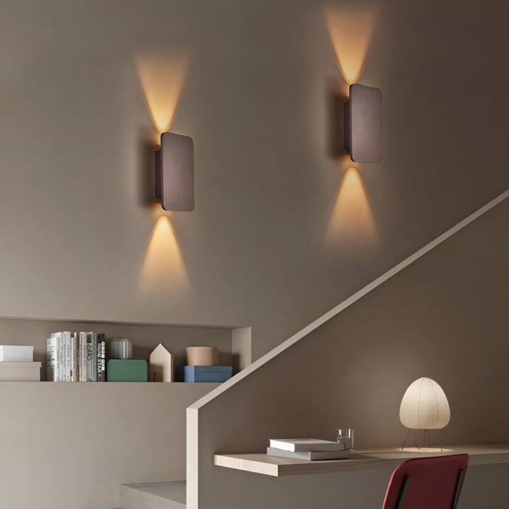 "Applique murale LED rectangulaire, design moderne, éclairage intérieur, aluminium robuste, destiné à couloirs et escaliers."