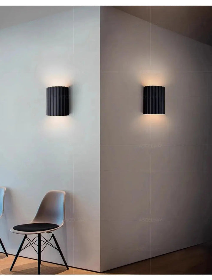 "Applique murale moderne, résine élégante, design épuré, couleur claire, idéale pour salon, chambre ou couloir."