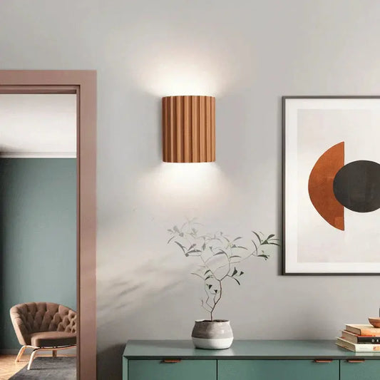 "Applique murale moderne, résine élégante, design épuré, couleur claire, idéale pour salon, chambre ou couloir."