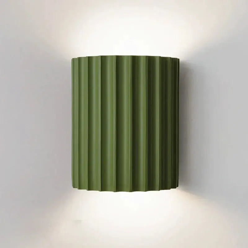 "Applique murale moderne, résine élégante, design épuré, couleur claire, idéale pour salon, chambre ou couloir."