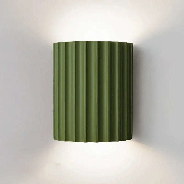 "Applique murale moderne, résine élégante, design épuré, couleur claire, idéale pour salon, chambre ou couloir."
