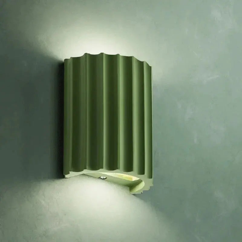 "Applique murale moderne, résine élégante, design épuré, couleur claire, idéale pour salon, chambre ou couloir."