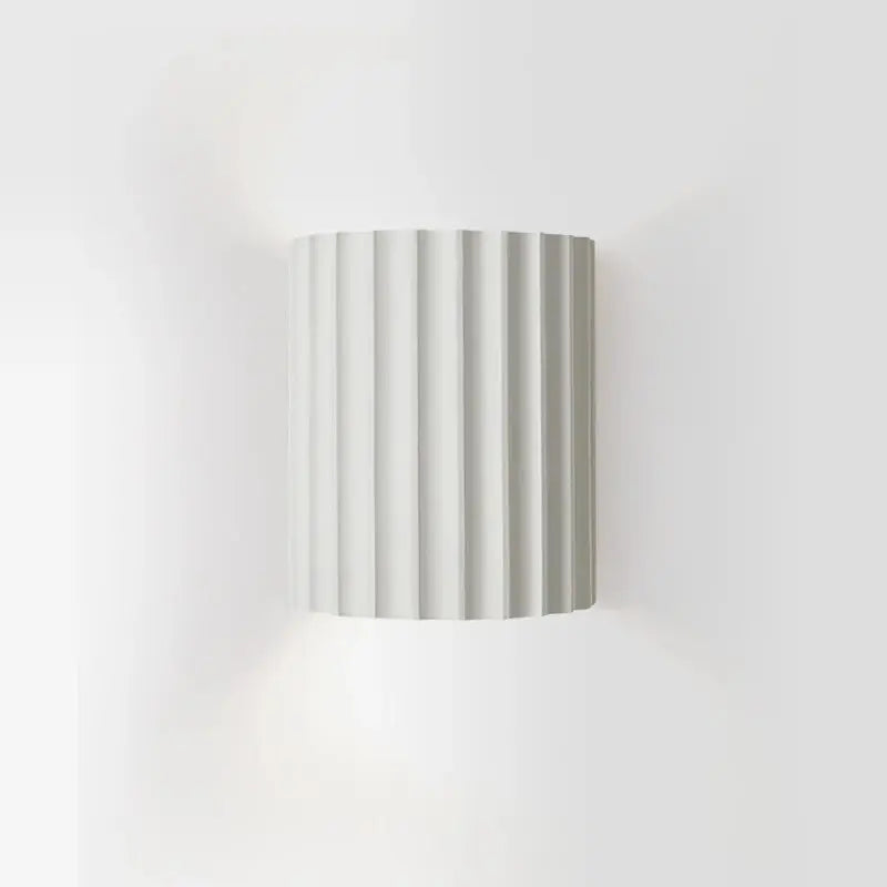 "Applique murale moderne, résine élégante, design épuré, couleur claire, idéale pour salon, chambre ou couloir."
