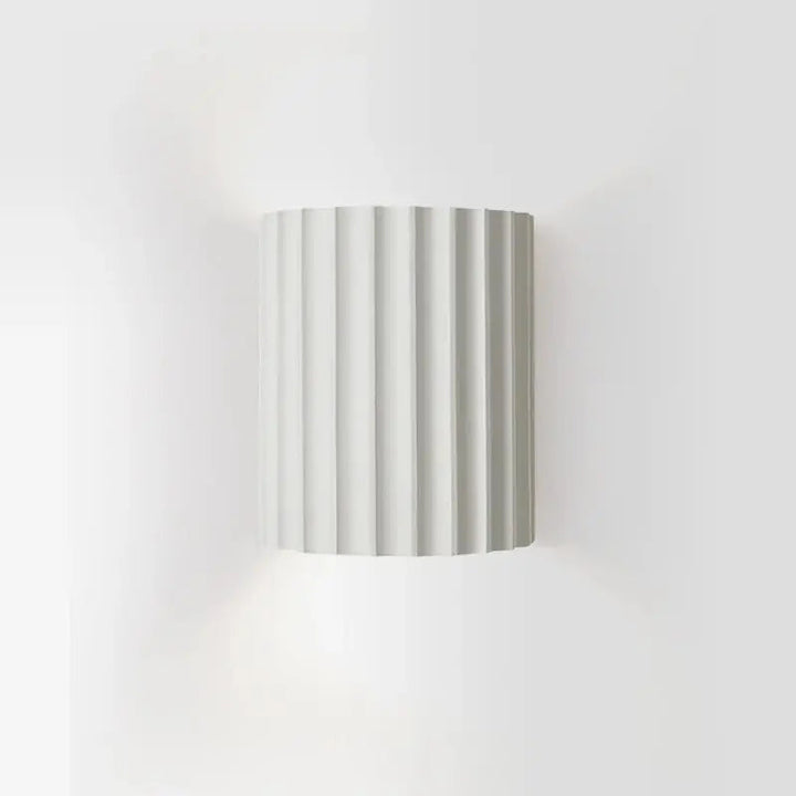 "Applique murale moderne, résine élégante, design épuré, couleur claire, idéale pour salon, chambre ou couloir."