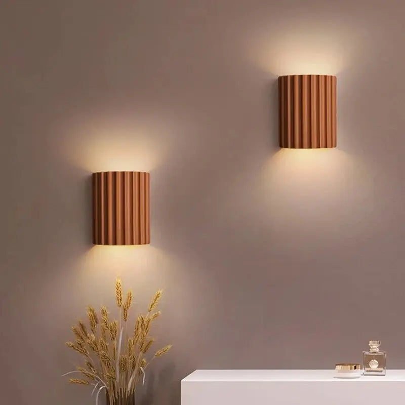 "Applique murale moderne, résine élégante, design épuré, couleur claire, idéale pour salon, chambre ou couloir."