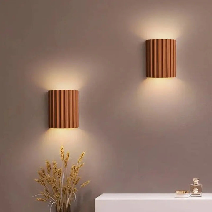 "Applique murale moderne, résine élégante, design épuré, couleur claire, idéale pour salon, chambre ou couloir."